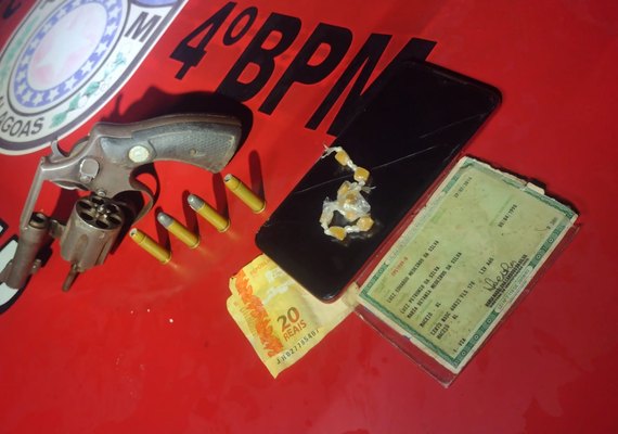 PM apreende cinco armas de fogo e drogas em 24 horas