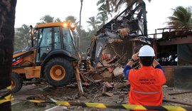 Barraca de praia na Jatiúca é demolida após incêndio