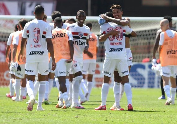 São Paulo bate o Corinthians com gol nos acréscimos e assume vice-liderança da Série A