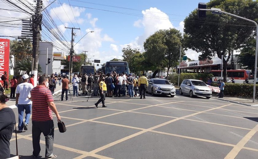 Ex-funcionários da Veleiro voltam a protestar na Avenida Fernandes Lima