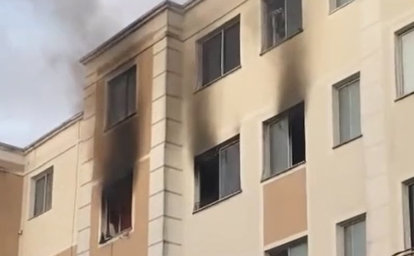 Vídeo: apartamento de condomínio no bairro Antares é incendiado por mulher