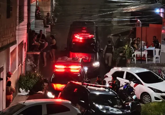 Viatura da PM bate em carro e casa durante perseguição no Jacintinho