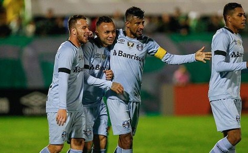 Grêmio arrasa Chapecoense na Arena Condá em jogo de 9 gols