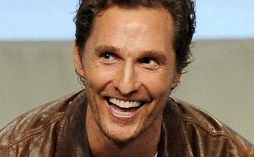Ator Matthew McConaughey come em restaurante por quilo no Brasil
