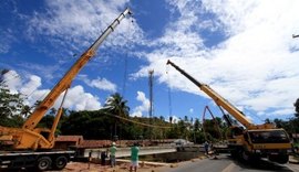 Nova ponte sobre o rio Jacarecica recebe vigas de sustentação