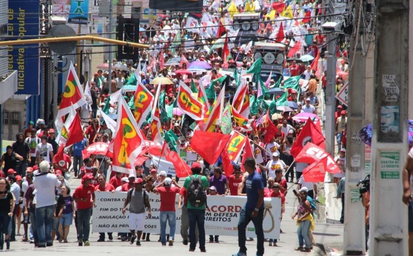 Ato contra reformas do governo federal reúne cerca de mil pessoas em Maceió