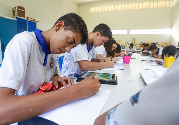 Com bônus de até R$ 2 mil, Alagoas atrai mais de 100 mil jovens de volta para a sala de aula