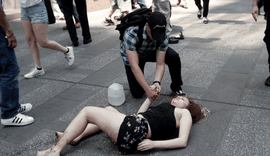 Carro em alta velocidade atinge pedestres na Times Square, em Nova York