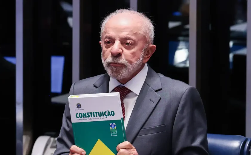 Lula faz campanha em Minas Gerais e celebra fim da jornada 6x1
