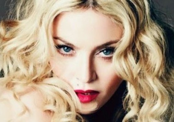 Em foto polêmica, Madonna chama mulheres para marcha contra Donald Trump