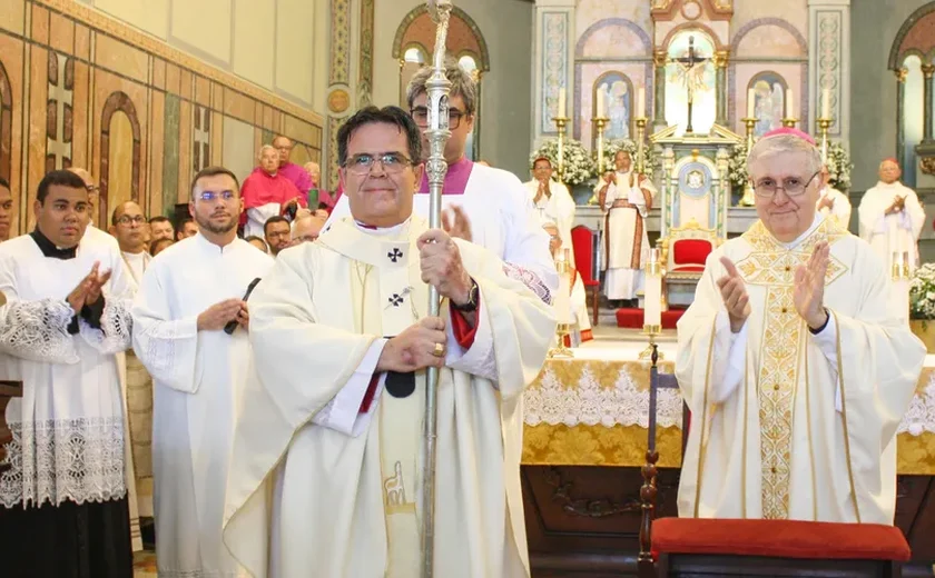 Arcebispo de Maceió, Dom Carlos Breis recebe vestimenta abençoada pelo Papa