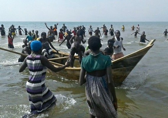 Em Uganda, naufrágio mata atletas e torcedores de um clube de futebol