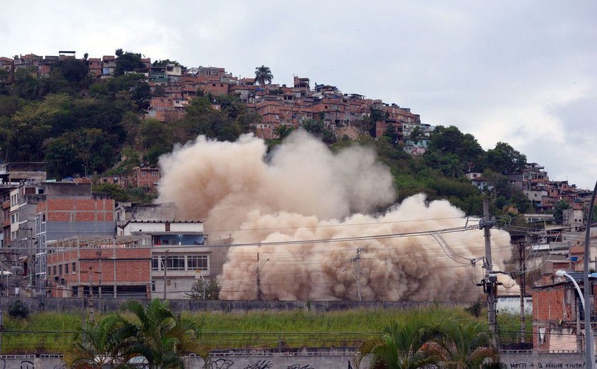 Prefeitura do Rio implode prédio do Ministério da Fazenda na Mangueira