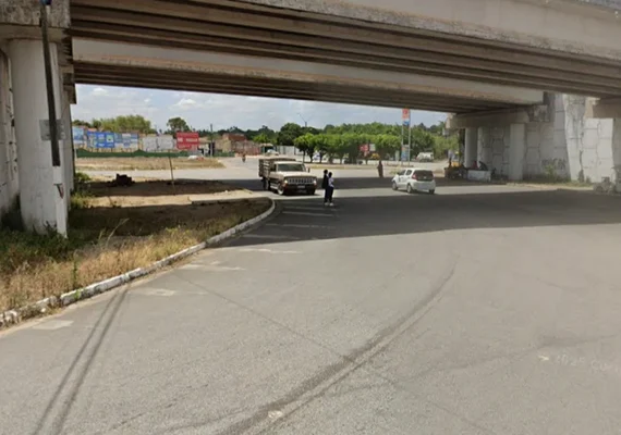 Carro capota após colisão no trevo do povoado Rancho Alegre, em São Sebastião