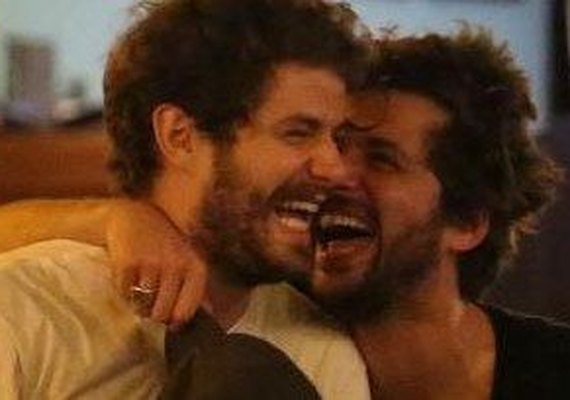 Ex de Bruna Marquezine é flagrado beijando ator no Rio de Janeiro