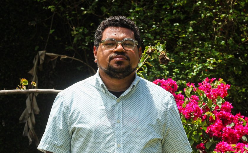 Jean Albuquerque lança audiolivro de “A ressaca do mar trincou meus ossos” e dá voz aos próprios versos