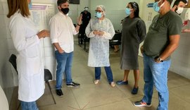 Vereador Joãozinho conversa com equipe de unidade de saúde que será fechada no Pinheiro