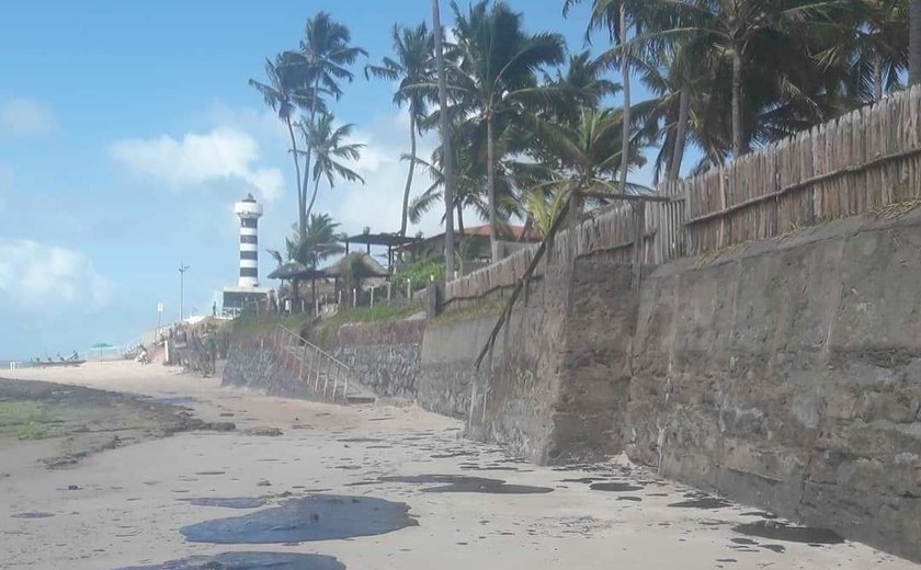 Manchas ainda surgem em praias de Alagoas