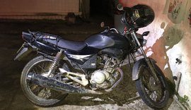 Dupla de moto que estava roubando celular na parte alta de Maceió é presa