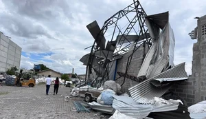 Cidade paranaense é atingida por ventos fortes de até 180 km/h