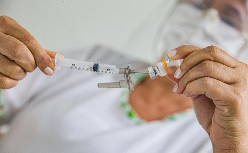 Estudantes em estágios da saúde vão tomar vacina na próxima semana