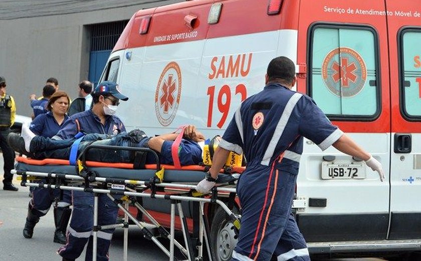 Sete vítimas de capotamento de van na BR-104 são resgatadas pelo Samu