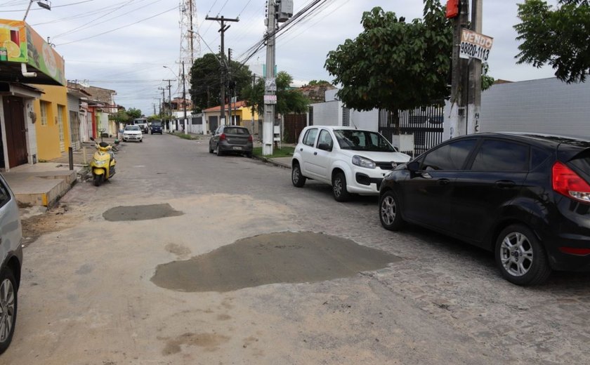 Após reclamação, obra para tapar buraco na Rua Zeferino Rodrigues é feita