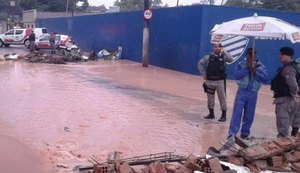 Após enxurrada de lama invadir casas, moradores fecham principal do Mutange