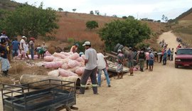 Caminhão tomba na Serra das Pias e dois ficam presos às ferragens