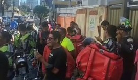 Após confusão entre entregador e cliente, categoria faz buzinaço em frente a prédio na Jatiúca