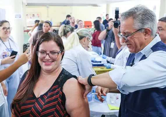 Ministério da Saúde inicia vacinação de 26,7 mil profissionais de saúde contra a dengue em Alagoas