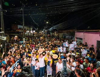 Debaixo de forte chuva, multidão acompanha Renan Filho em caminhada histórica em Rio Largo