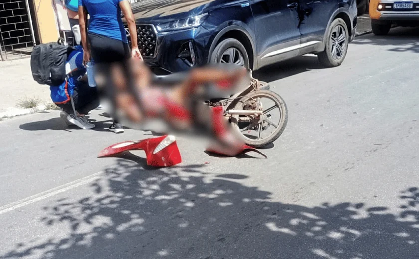 Colisão entre três veículos deixa condutor de cinquentinha ferido em Arapiraca