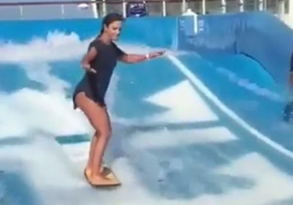 Ivete Sangalo leva tombo em Oasis em Cruzeiro e cai na água da piscina de surf