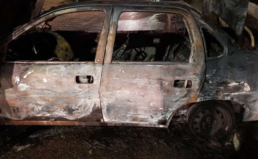 Carro fica totalmente destruído após incendiar em Maceió