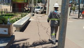 Técnicos da Ilumina repõem cabeamento furtado no Posto 7, na Jatiúca