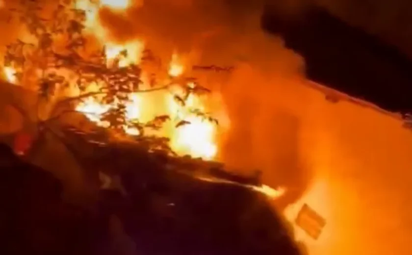 Incêndio destrói borracharia durante a madrugada em Palmeira dos Índios