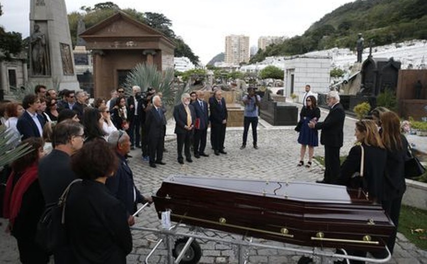 Após velório na ABL, corpo de Helio Jaguaribe é enterrado no Rio de Janeiro