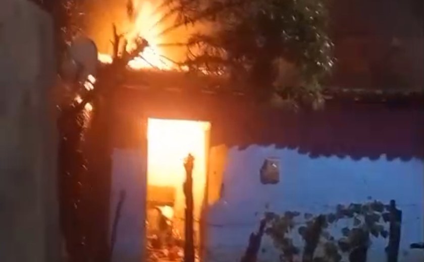 Mulher é morta a golpes de arma branca no bairro Santa Cecília, em Penedo