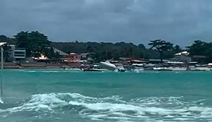 Vídeo: lancha sem condutor atropela turistas em jet ski em praia de Maragogi