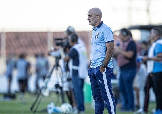 CSA anuncia desligamento do técnico Itamar Schülle