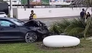 Carro invade calçada, derrubar coqueiro e motorista fica ferido na orla de Jatiúca