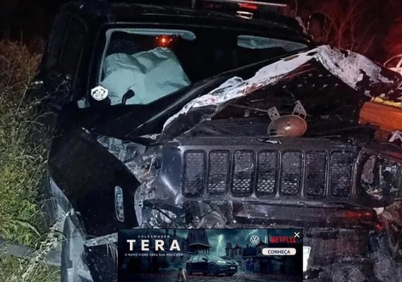 Grave acidente entre dois carros de passeio deixa duas pessoas mortas e uma ferida na AL-220