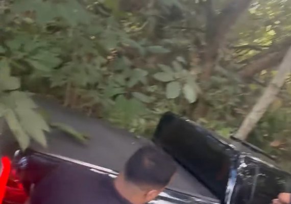 Caminhonete dos seguranças dos gêmeos das rifas cai em barranco após ser fechada por carreta