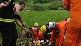 Mulher fica gravemente ferida após carro capotar em ribanceira no Litoral Norte de Alagoas