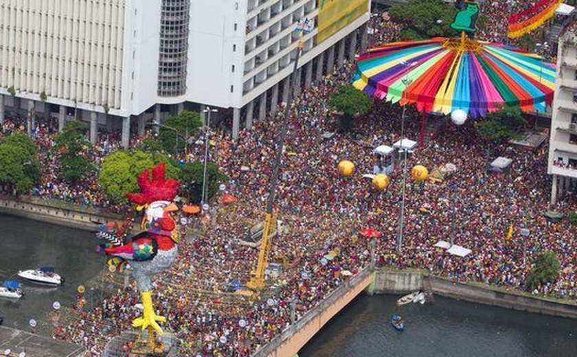 Galo da Madrugada: camarote Balança Rolha é o 'point' dos alagoanos no desfile do bloco