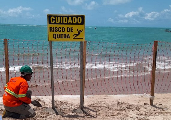 Prefeitura instala placas de sinalização e rede de proteção na orla da Jatiúca
