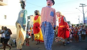 Bloco Bonecos da Cidade resgata carnaval de rua em último dia de folia em Maceió