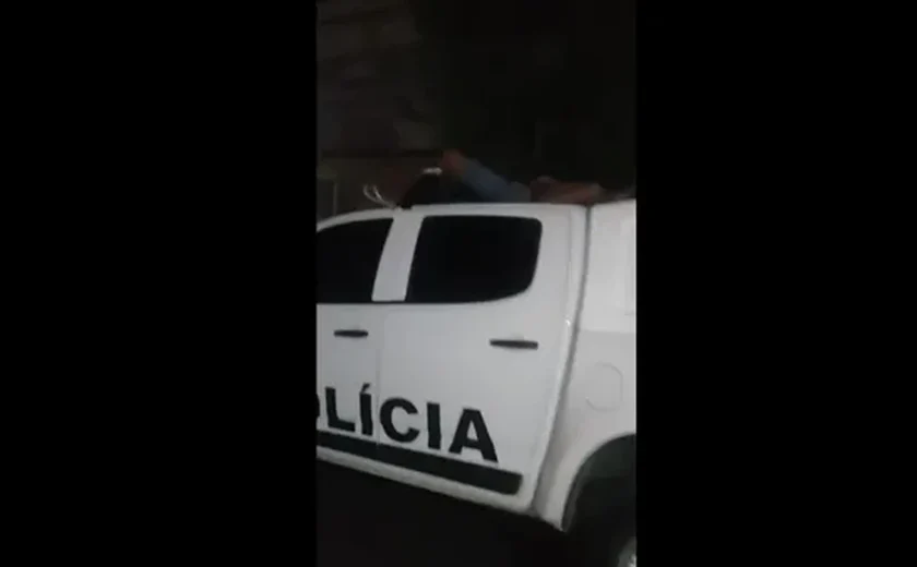 Adolescente é flagrado dormindo em teto de viatura da PM de Pernambuco