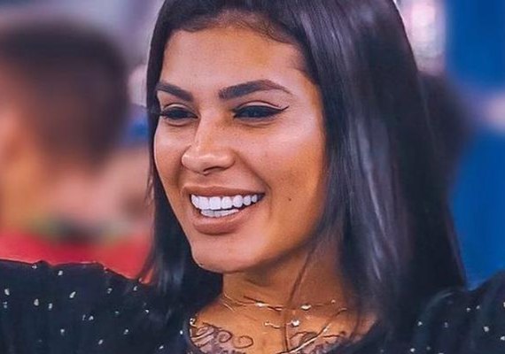 Palco cede durante show de Pocah e reação da cantora viraliza